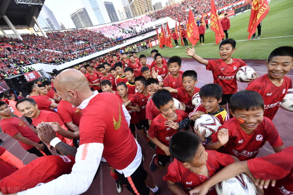 昨晚18点！中超广州队青训有“基础性”发现，中国足球或有救