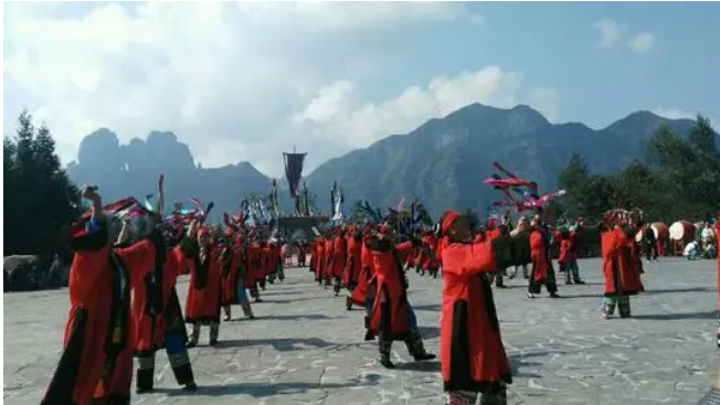 祭山图玉璋生动再现商代的祭祀场面