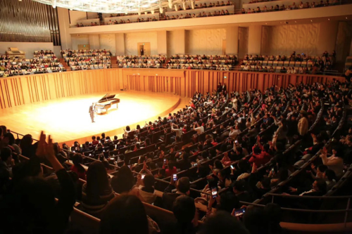 政府还向他颁发了波兰"荣耀艺术"文化勋章以及全球第一本"肖邦护照"