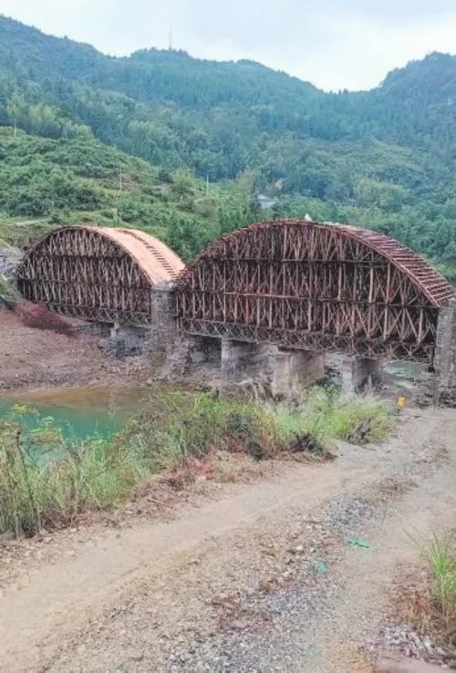 图为10月21日丁字岩公路桥施工现场图为2009年竣工的吴家下公路桥