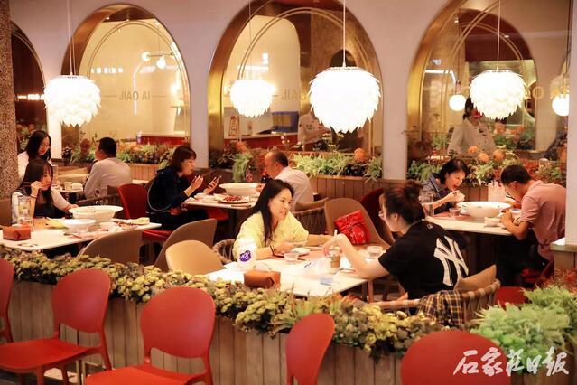 石家庄餐饮加盟店排行榜_探店石家庄——欢乐汇的平价大食堂(2)