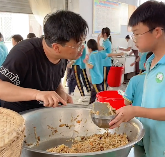 校长带学生跳鬼步舞,被称为最会跳舞的校长|央视|校长|张鹏飞|鬼步