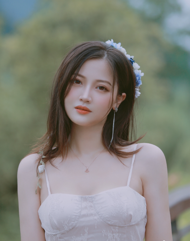 陈艾森26岁生日恰逢恋爱3周年,女友肤白貌美,晒鲜花情侣手链