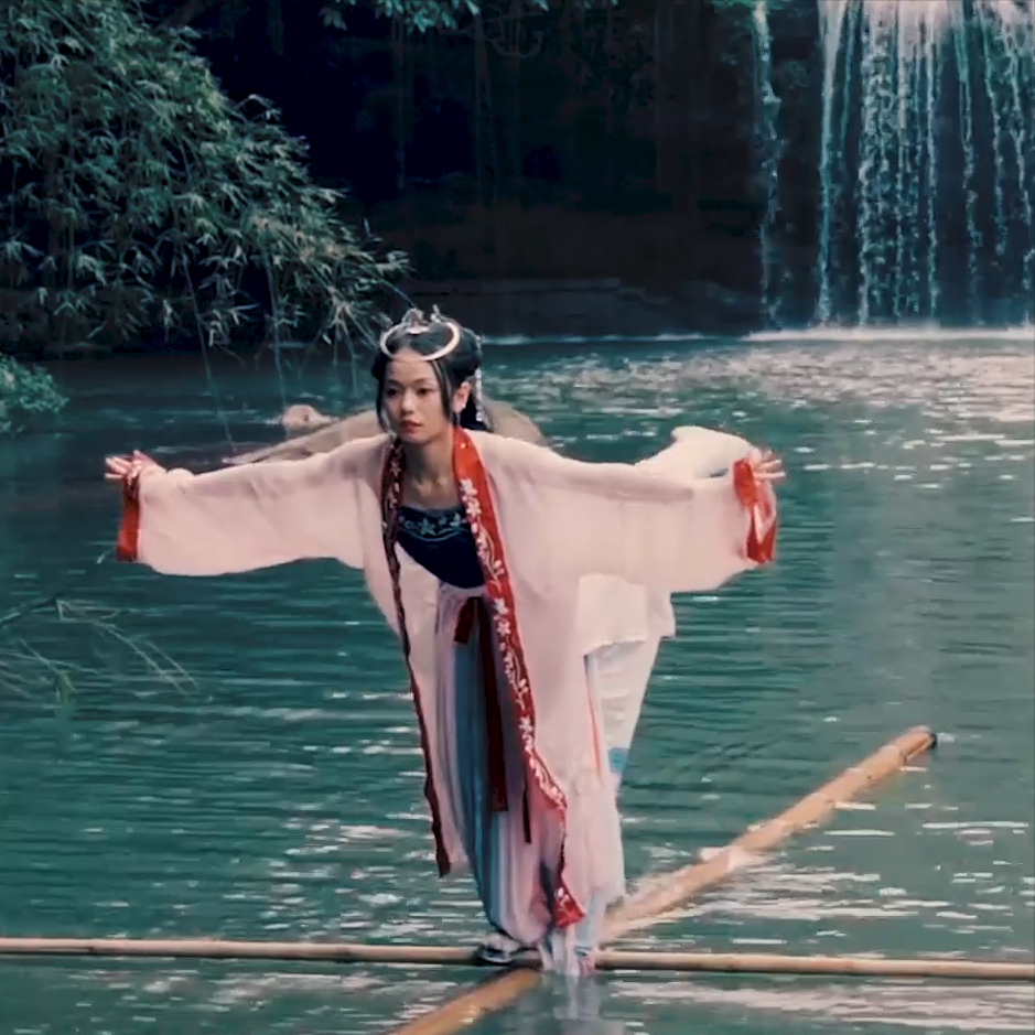 贵州女孩杨柳,苦练独竹"水上漂"火出圈外,惊艳世界!