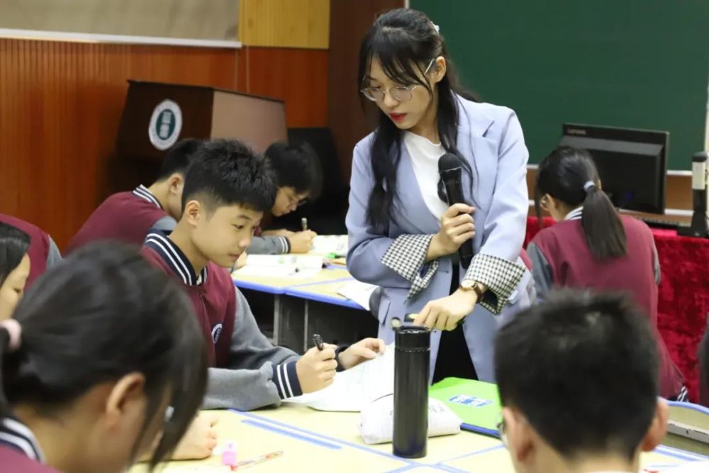 黄海婷老师正在指导学生