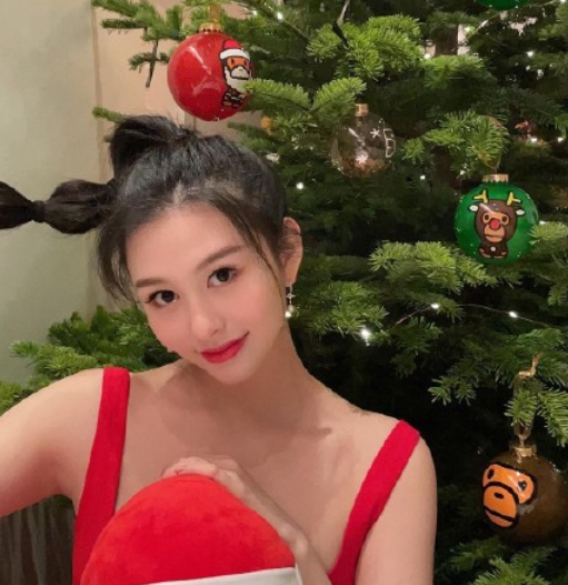 邱淑贞与二女儿逛街引关注17岁沈日身材太高挑卷发超显气质