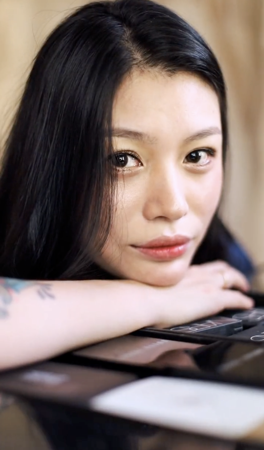 汪峰前任晒婚纱照,34岁葛荟婕称要嫁给自己,小苹果颜值气质都像妈妈