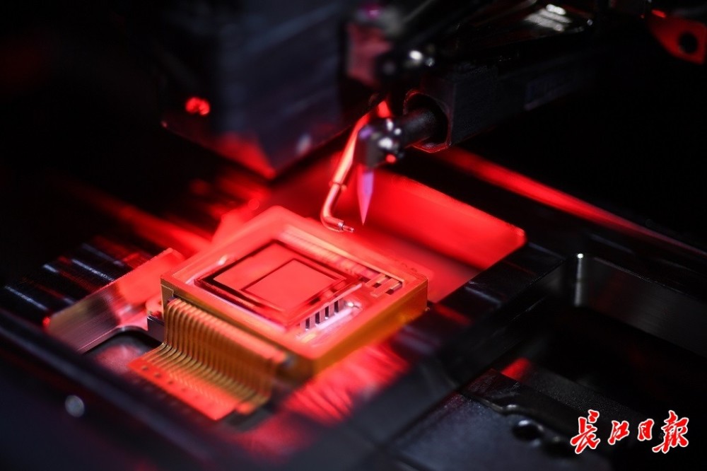 准备光刻的制冷芯片.高德红外自主研发的非制冷红外热成像探测器.