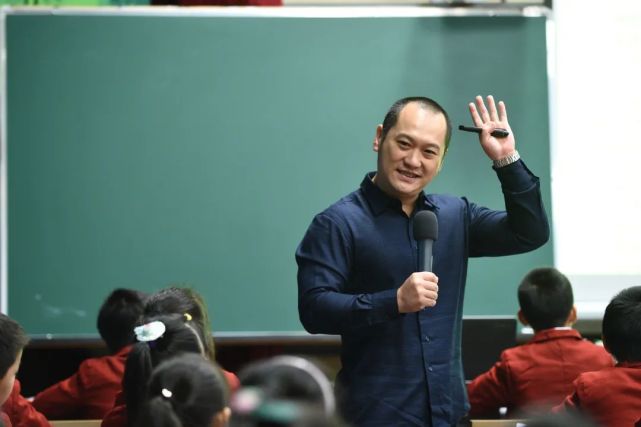 何捷老师建议,学生每天可以练习写百字小短文,可以是自由发挥的随笔