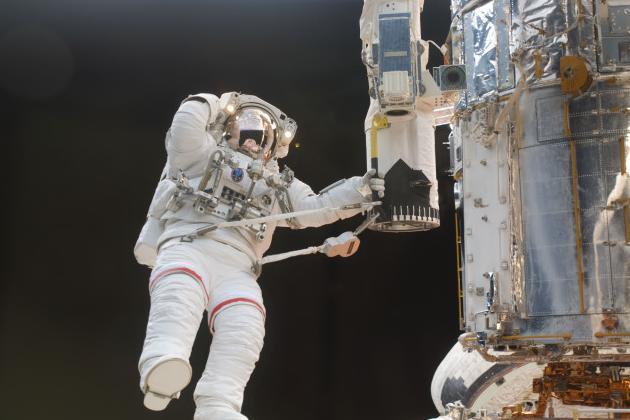 为什么宇航员出舱工作时,周围都是漆黑一片?太空中没有星星吗?