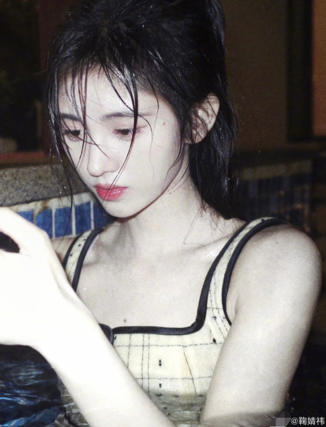 知名女星鞠婧祎穿衣服游泳一脸水渍头发零散泡水中皮肤白净