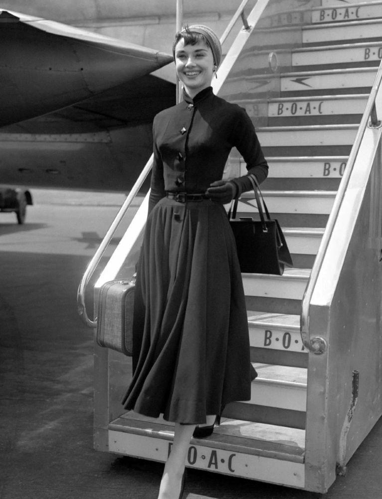 赫本作为引领时尚的女神,她的穿搭风格从过去到现在,都备受大家的追捧