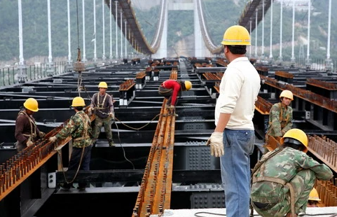 "基建狂魔"又出大工程,火箭造桥惊艳全球,为啥老外不敢尝试?