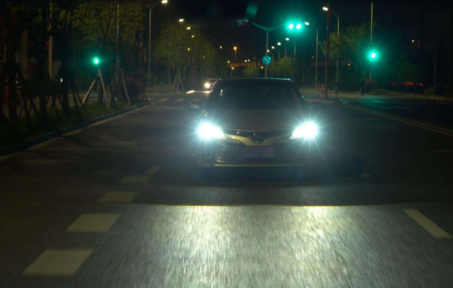 夜间跑高速如何正确使用远近光灯交警提醒用错罚款200扣3分