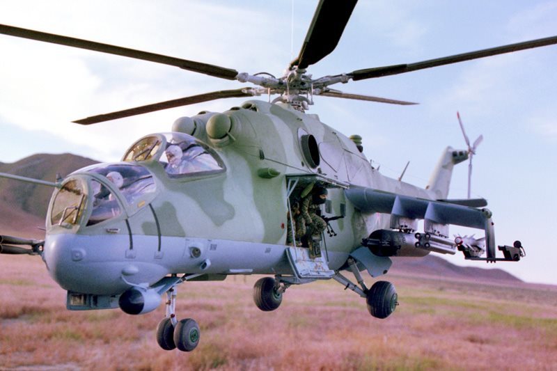 图片:具有载员功能的米-24"雌鹿"武装直升机.