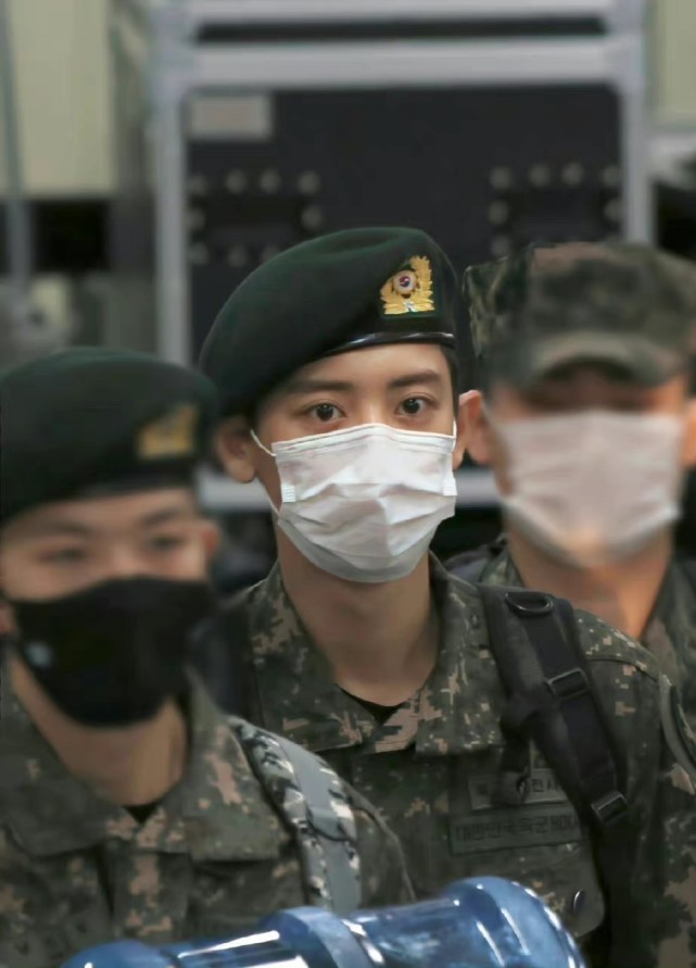 精选朴灿烈入伍照灿灿真帅