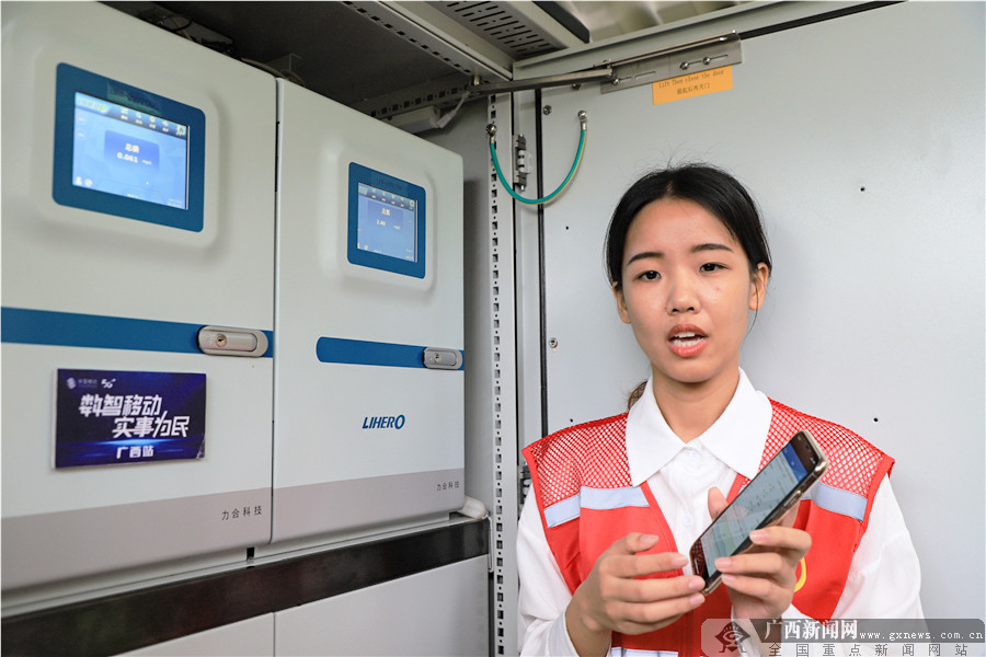 图为南宁市水利局的工作人员何雨婷向记者介绍水质自动化监测站数据.