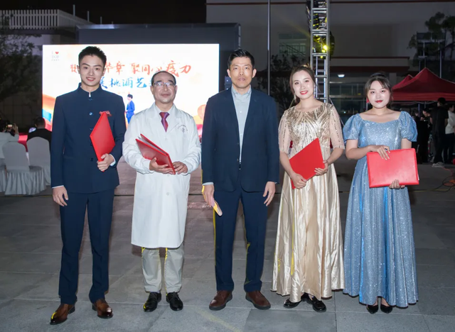 图|天佑医院总经理卓立峰与参演人员和获奖人员合影留念上海天佑医院