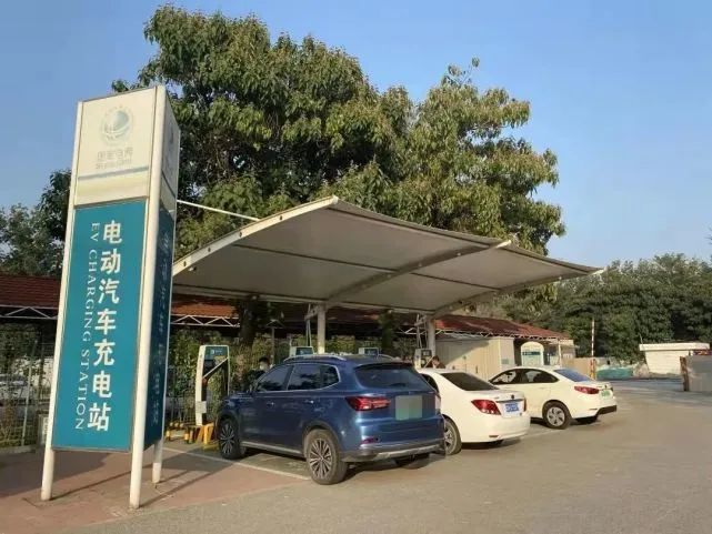 京哈高速田家府服务区充电站今年国庆期间,新能源车集中出行,充电需求