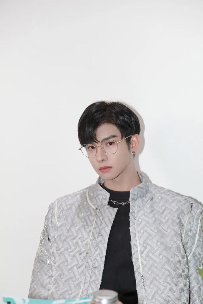 碰福利送郑繁星签名照