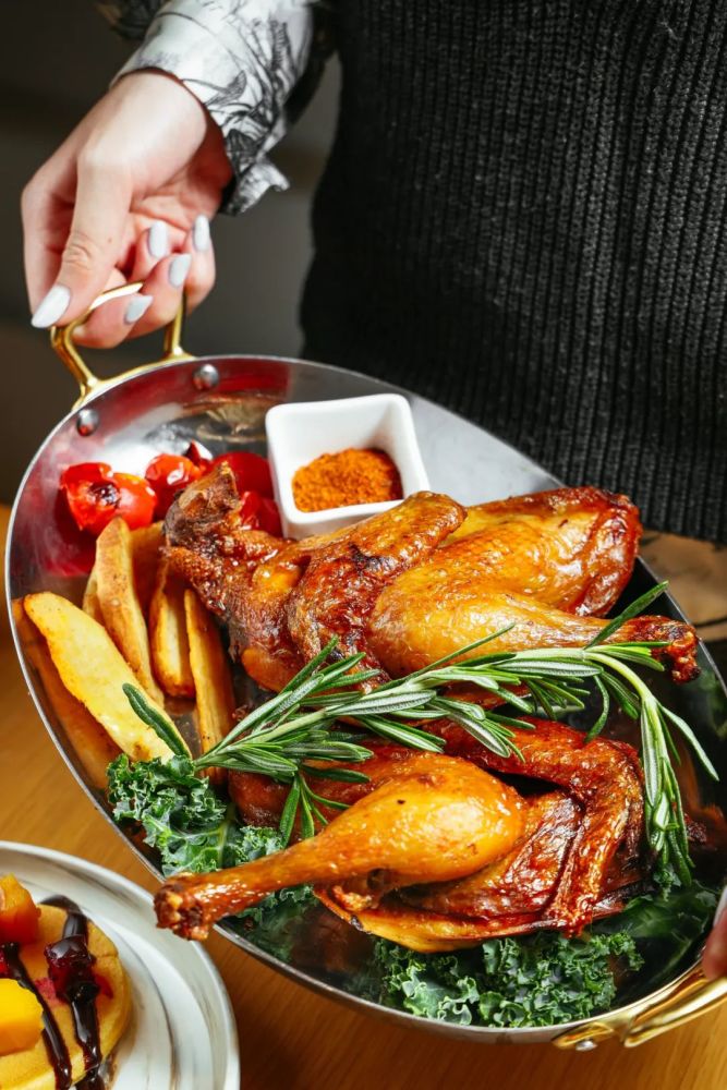 比如最近的人气王 法式炙烤春鸡,豪横的份量让人瞠目结舌,吃不饱不