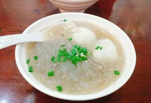 美味特点02现做的鱼丸,加上晶莹剔透的粉扣,两个字,绝了!