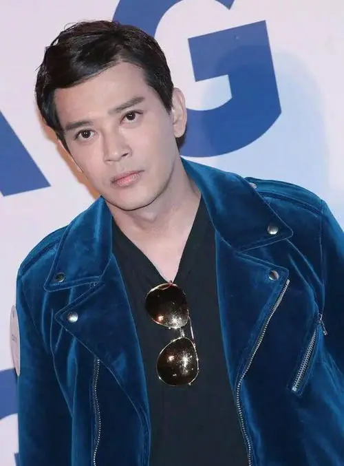 46岁陈晓东享受亲子时光,宽大双眼皮太瞩目,俩女儿瓜子脸颜值高