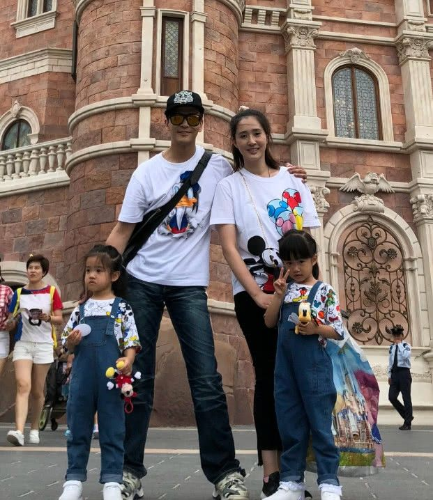 46岁陈晓东享受亲子时光宽大双眼皮太瞩目俩女儿瓜子脸颜值高