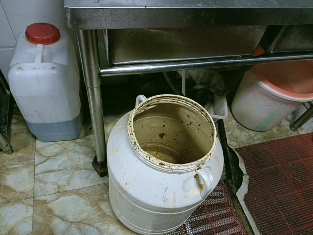 调料未加膜加盖,泔水桶未加盖;3.