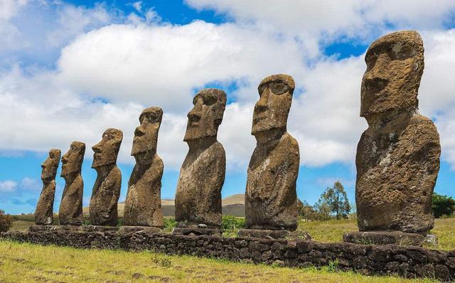 地图,复活节岛上的巨人石像和埃及的金字塔以及亚特兰蒂斯文明等等