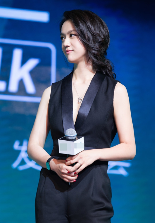 被汤唯的气质圈粉了身着深v连身裤霸气中略带性感气息