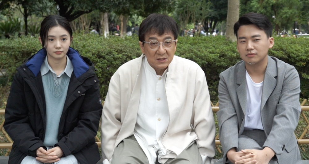 成龙龙马精神曝剧组上班vlog