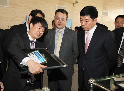 丰桥重男就选择了辞职,同年曹晖临危受命,担任福耀玻璃总经理职