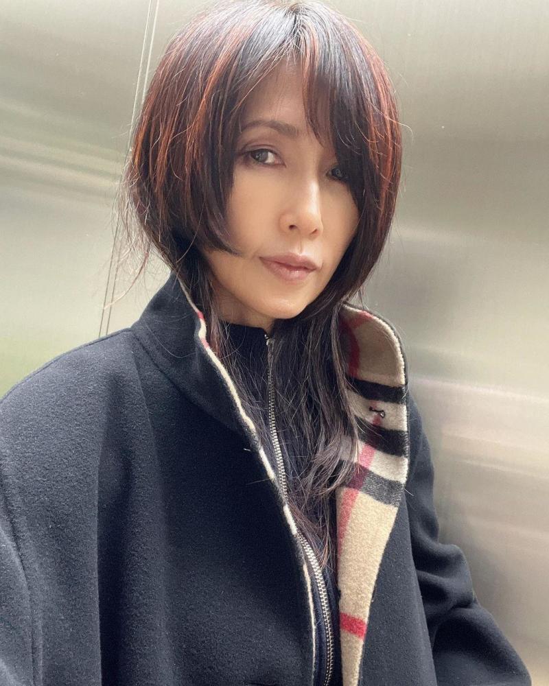 51岁工藤静香穿黑衣裙秀曲线,飒美女王范,木村拓哉专辑封面冷峻_腾讯