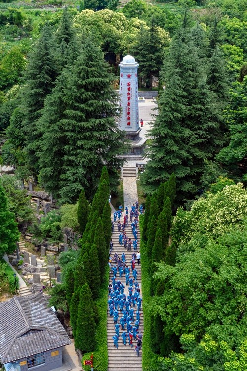 5米石壕紅軍烈士墓.