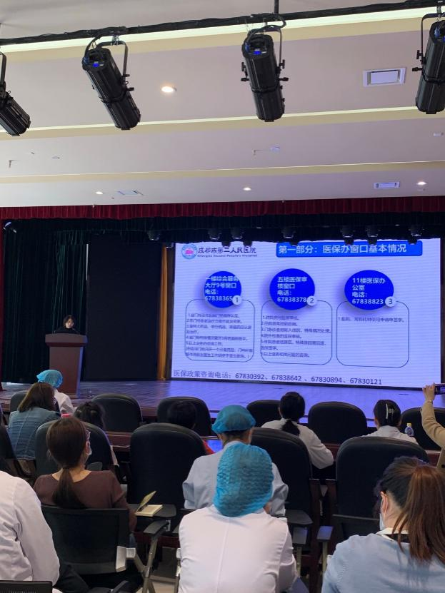 空军总医院黄牛解决挂号难题-7岁女孩独自为父亲挂号缴费买药 