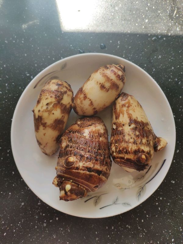 清洗干净后,将芋头切块.