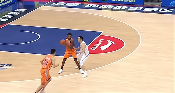 又是他王骁辉防守富兰克林吃到违体犯规前者不服向裁判抱怨