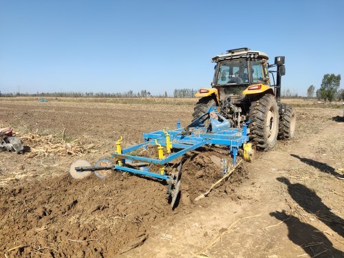 姜楼镇免费深耕深松田地助力农业增收