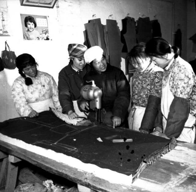 1983年10月,克拉玛依市中心.1982年,电影放映.