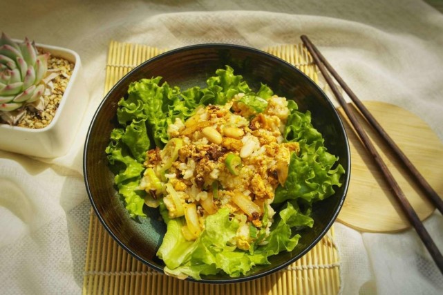 東北經典菜餚:私房菜包飯,葷素搭配,醬香十足,超級好吃