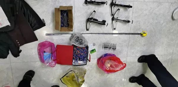 该!吉安:4名偷狗贼被抓,用毒针弓弩射狗