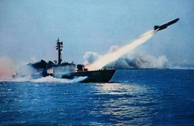 蚊子级导弹艇加速到20公里处,发射2枚"冥河"反舰导弹,并以300米高度