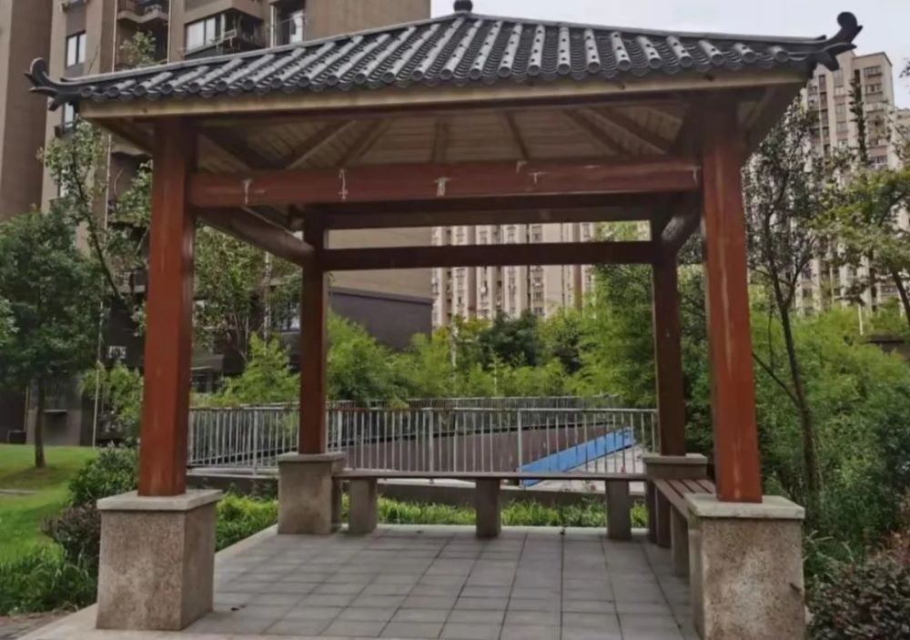 经过一个多月的施工改造,一个新造型的崭新凉亭,闪亮登场,成为小区
