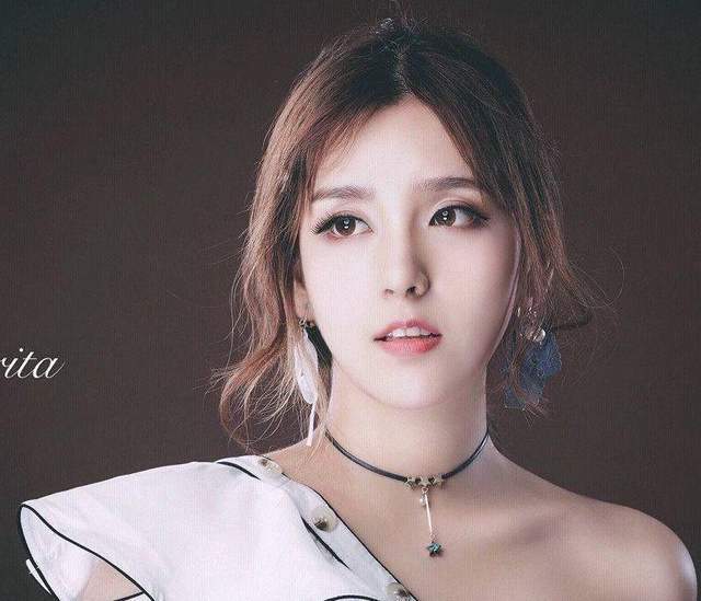 其实,知名解说rita同娃娃,米勒等人一样,也并非是电竞专业出身.