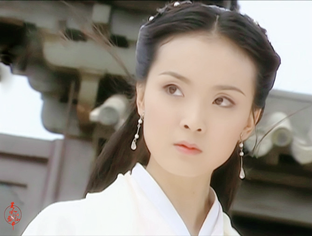 然而其实最早周芷若的人选,是演员王艳.