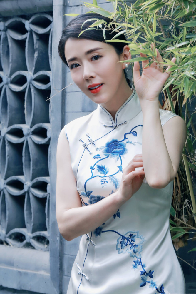 被颜丹晨的身材惊艳穿改良旗袍曲线窈窕温婉优雅真不像中年人