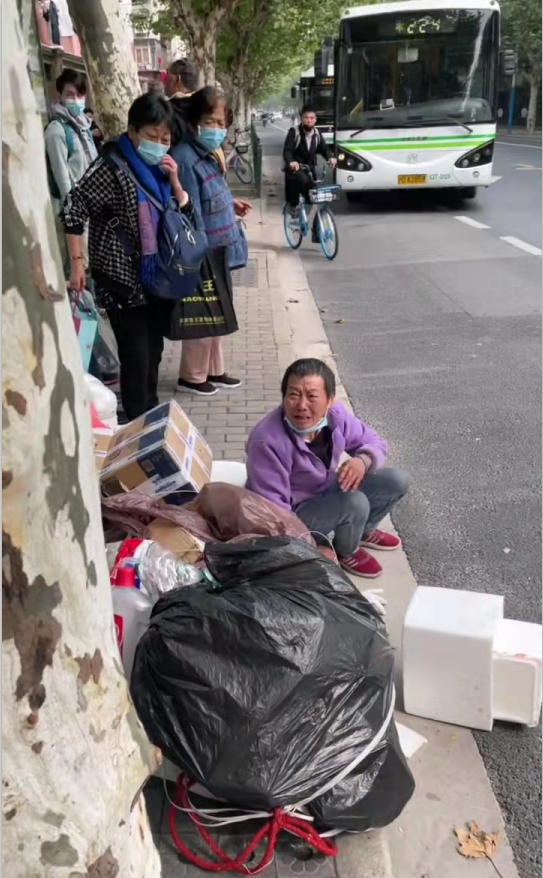 上海拾荒老太乘坐公交车被拒绝坐地号啕大哭路人反而谴责
