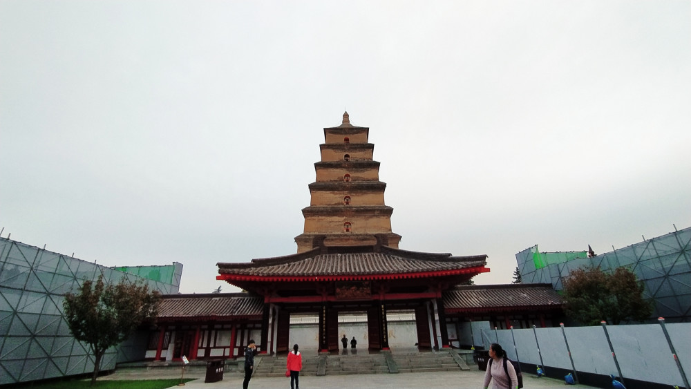 这几天陆续有很多旅游景点停止营业,西安大唐不夜城,大慈恩寺,小雁塔