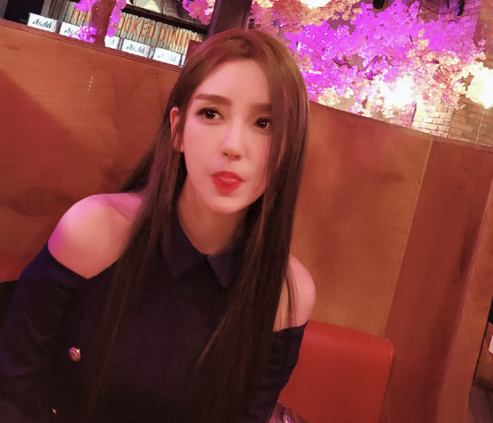 rita本人是英雄联盟职业赛事的知名游戏解说,除此之外"人气美女主播"